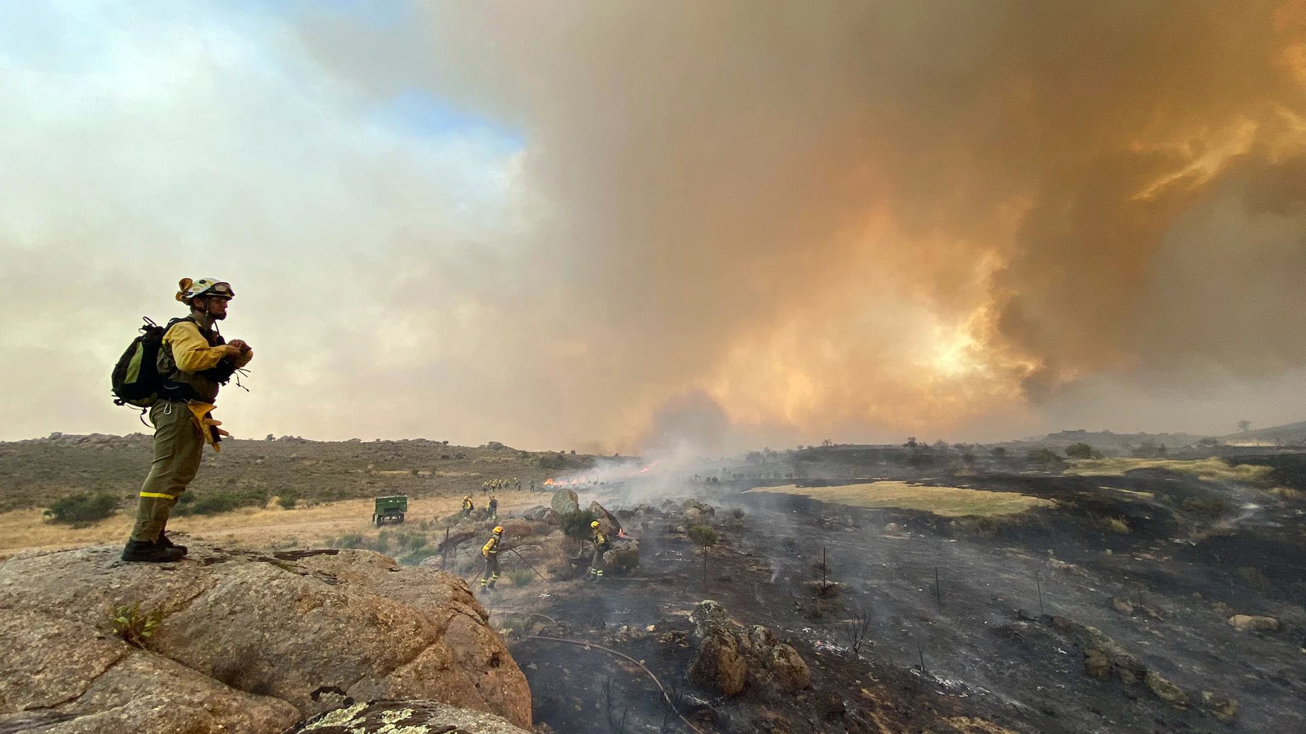 Incendio forestal en la localidad abulense de Mironcillo, originado en Navalacruz