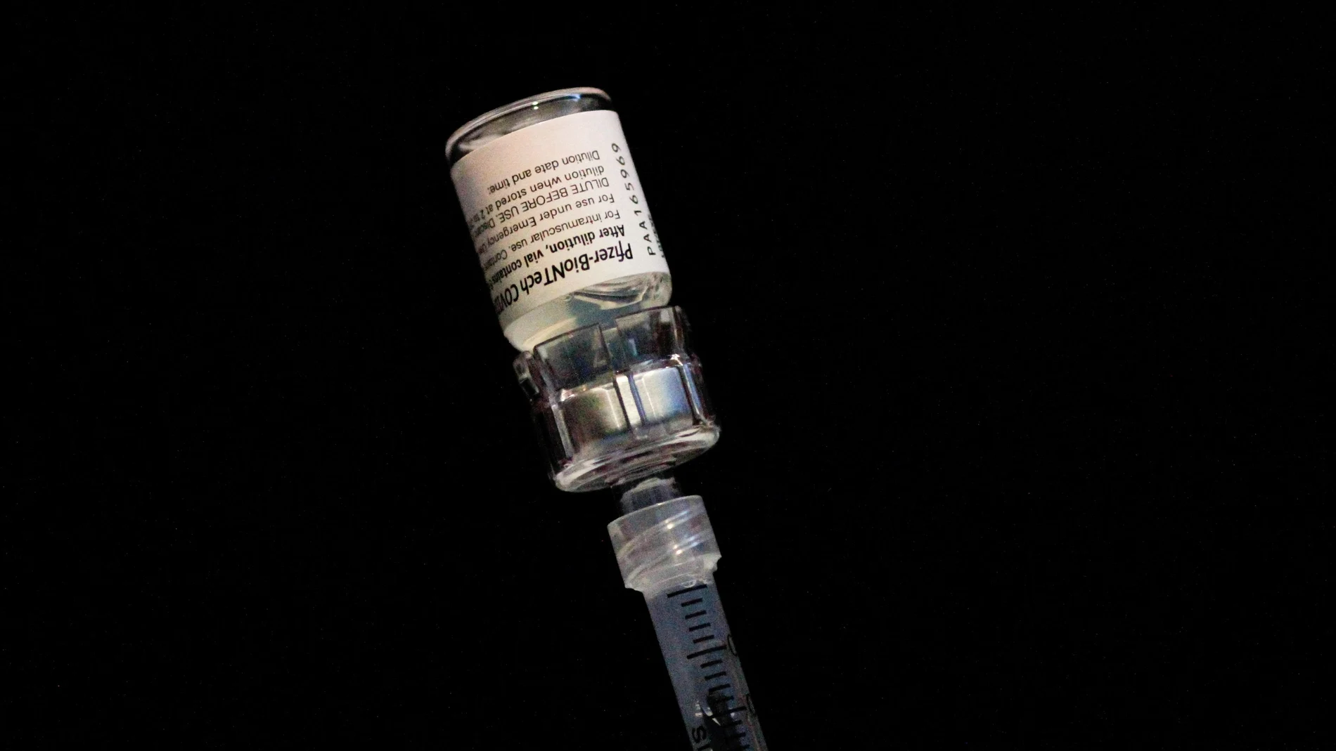 Un sanitario prepara una dosis de la vacuna de Pfizer contra la Covid-19