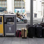 Imagen de un turista con numerosas maletas en la Gran Vía de Madrid.