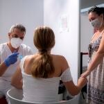 Una joven recibe la vacuna contra el coronavirus en el centro de vacunación masiva de la Ciudad de las Artes y las Ciencias de València