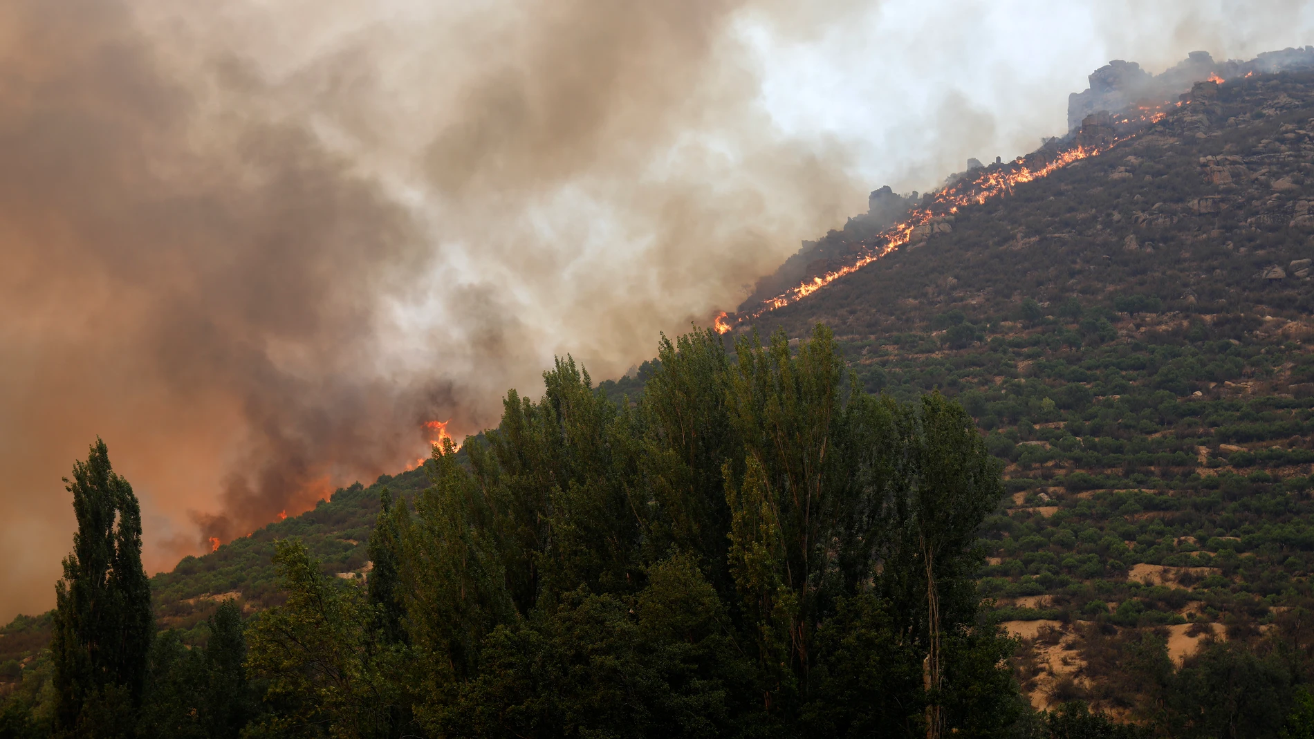 Vista general del incendio en el término abulense de Navalacruz, a 16 de agosto de 2021, en Ávila, Castilla y León (España).
