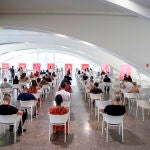 Decenas de adolescentes esperan después de vacunarse de la primera dosis de la vacuna Moderna en la Ciudad de las Artes