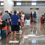 Cientos de turistas hacen cola en el aeropuerto de Gran Canaria