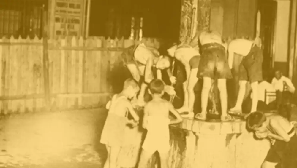 Niños refrescándose en una fuente en los años 30