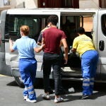 Trabajadores ayudan a uno de los menores marroquíes a las puertas del juzgado tras presentar una denuncia solicitando habeas corpus minutos antes de ser repatriados a su país de origen