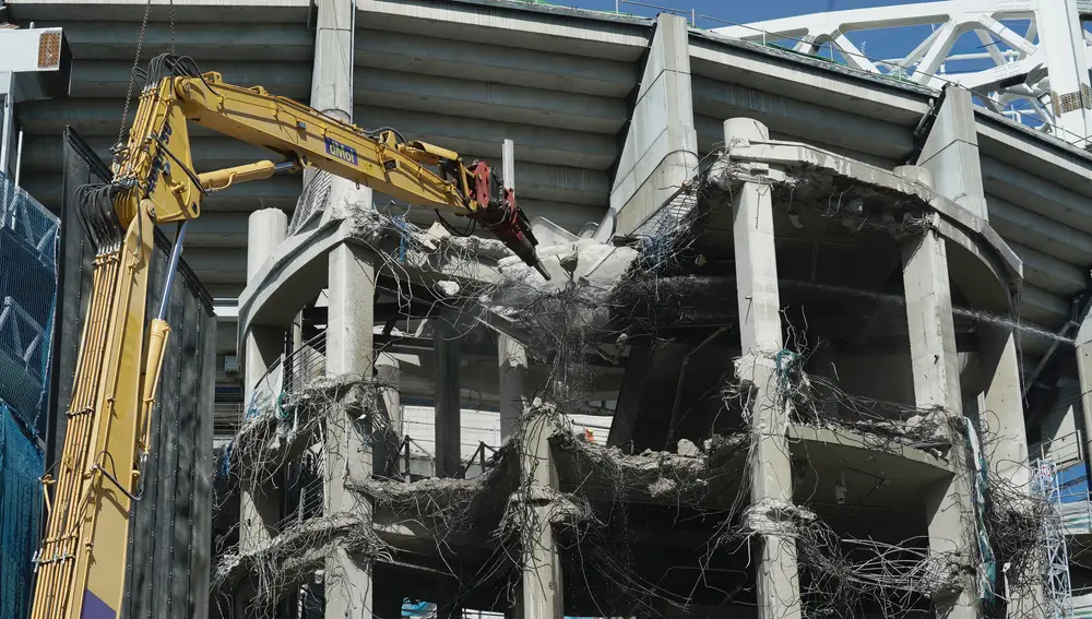 Una máquina derriba una de las torres del Estadio Santiago Bernabéu.