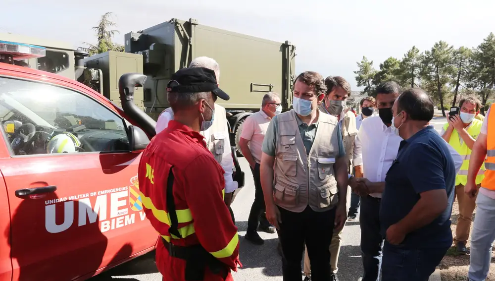 El presidente de la Junta, Alfonso Fernández Mañueco, y el consejero de Fomento y Medio Ambiente, Juan Carlos Suárez Quiñones, visitan el puesto de mando avanzado para informarse de la situación en el incendio de Navalacruz