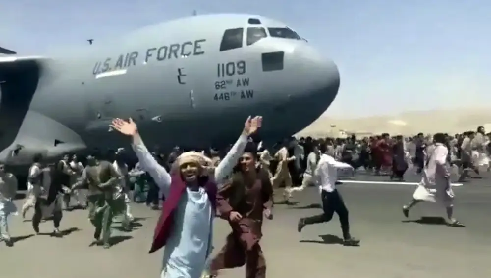 Cientos de personas se reúnen en torno al perímetro de una aeronave estadounidense C-17 en el aeropuerto internacional de Kabul