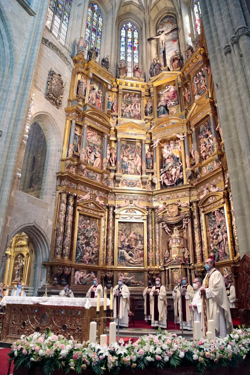 Misa de celebración del 550 aniversario de la Catedral de Astorga, presidida por el obispo, Jesús Fernández, con la asistencia de otros cinco prelados, así como de autoridades de la Junta de Castilla y León, la Diputación de León y el Ayuntamiento maragato