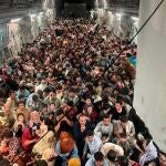 Aproximadamente 640 afganos huyen en un avión estadounidense de Kabul tras el ascenso de los talibán