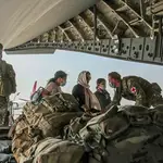 Un avión del Ejército británico evacua a sus residentes en Afganistán