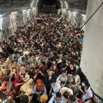 Imagen del U.S. Air Force C-17 Globemaster III transportando a 640 afganos a Qatar tras la llegada al poder de los talibanes este domingo