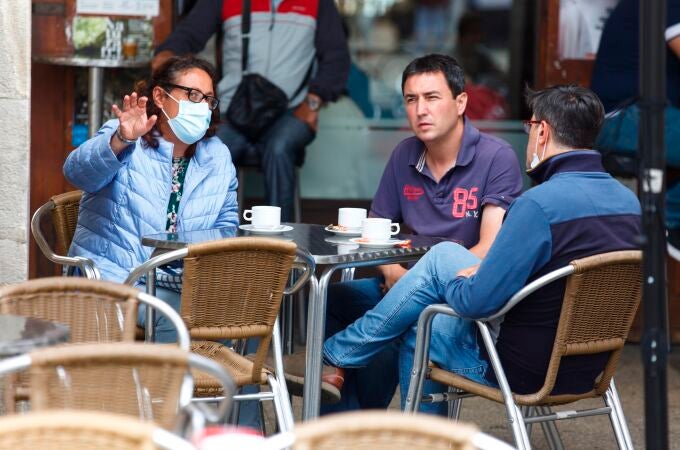 Varias personas toman café en un local del centro de Vitoria