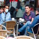 Varias personas toman café en un local del centro de Vitoria