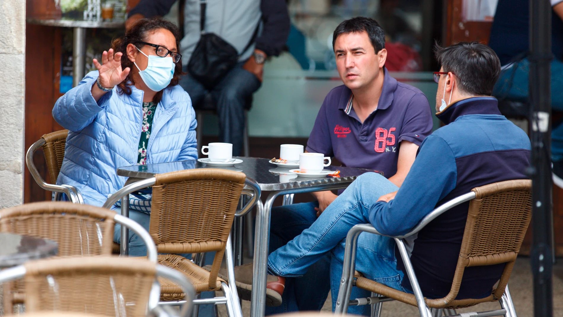 Varias personas toman café en un local del centro de Vitoria