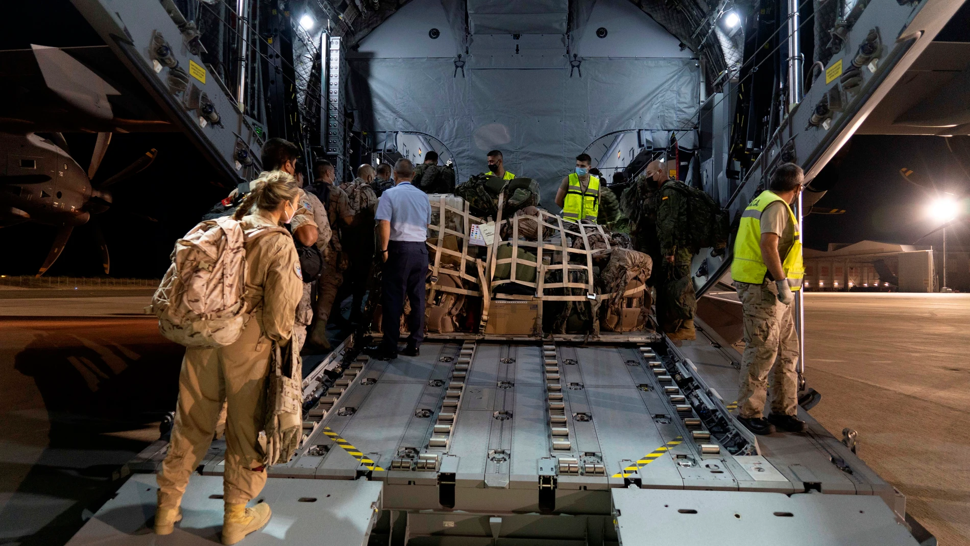 Un grupo de militares embarca en el primer avión A400M de las Fuerzas Armadas