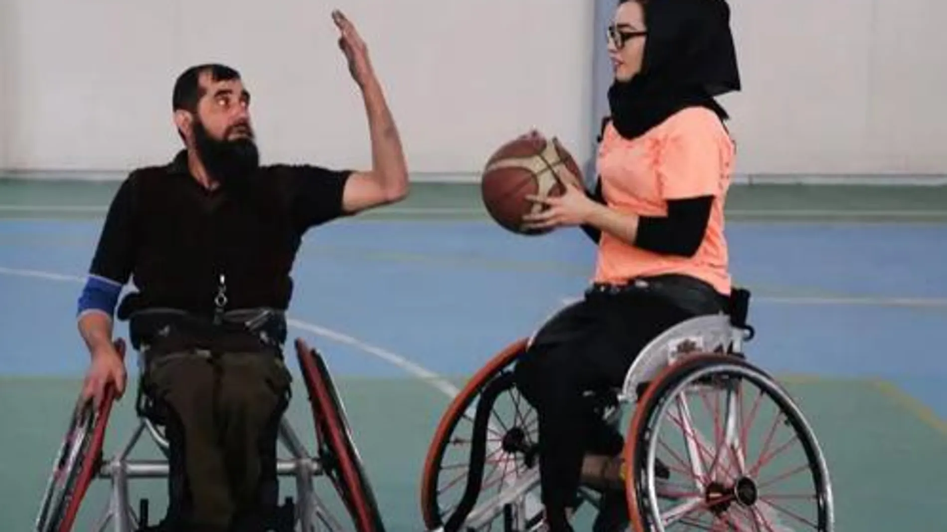 Nilofar Bayat, capitana de la selección afgana de baloncesto en silla de ruedas