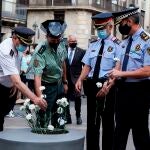 Representantes de todos los cuerpos de seguridad del Estado, durante el acto conmemorativo del cuarto aniversario de los atentados terroristas del 17A