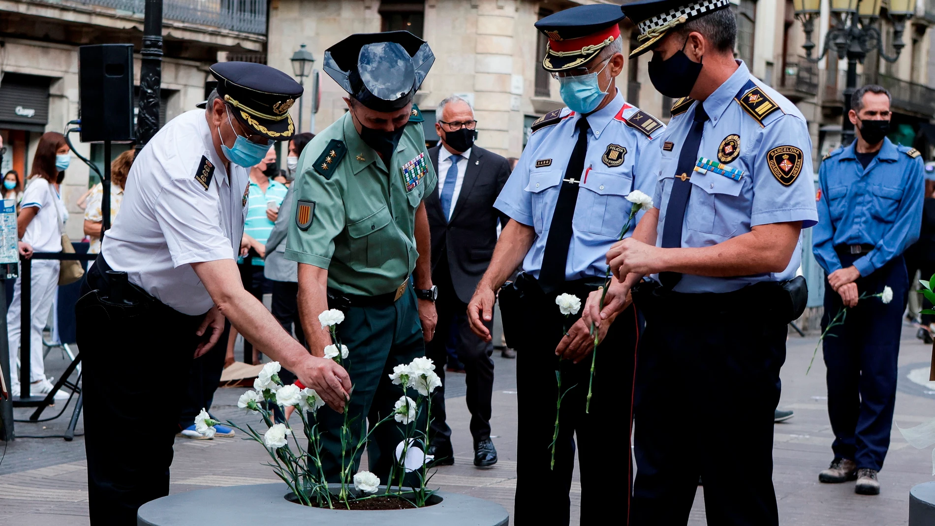 Representantes de todos los cuerpos de seguridad del Estado, durante el acto conmemorativo del cuarto aniversario de los atentados terroristas del 17A
