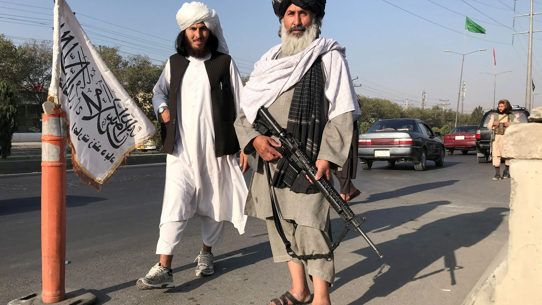 Combatientes talibanes con un M16 custodian el aeropuerto internacional de Kabul, hoy
