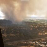 Imagen aérea del incendio forestal en Lucena del Puerto, tomada por los efectivos del Plan Infoca