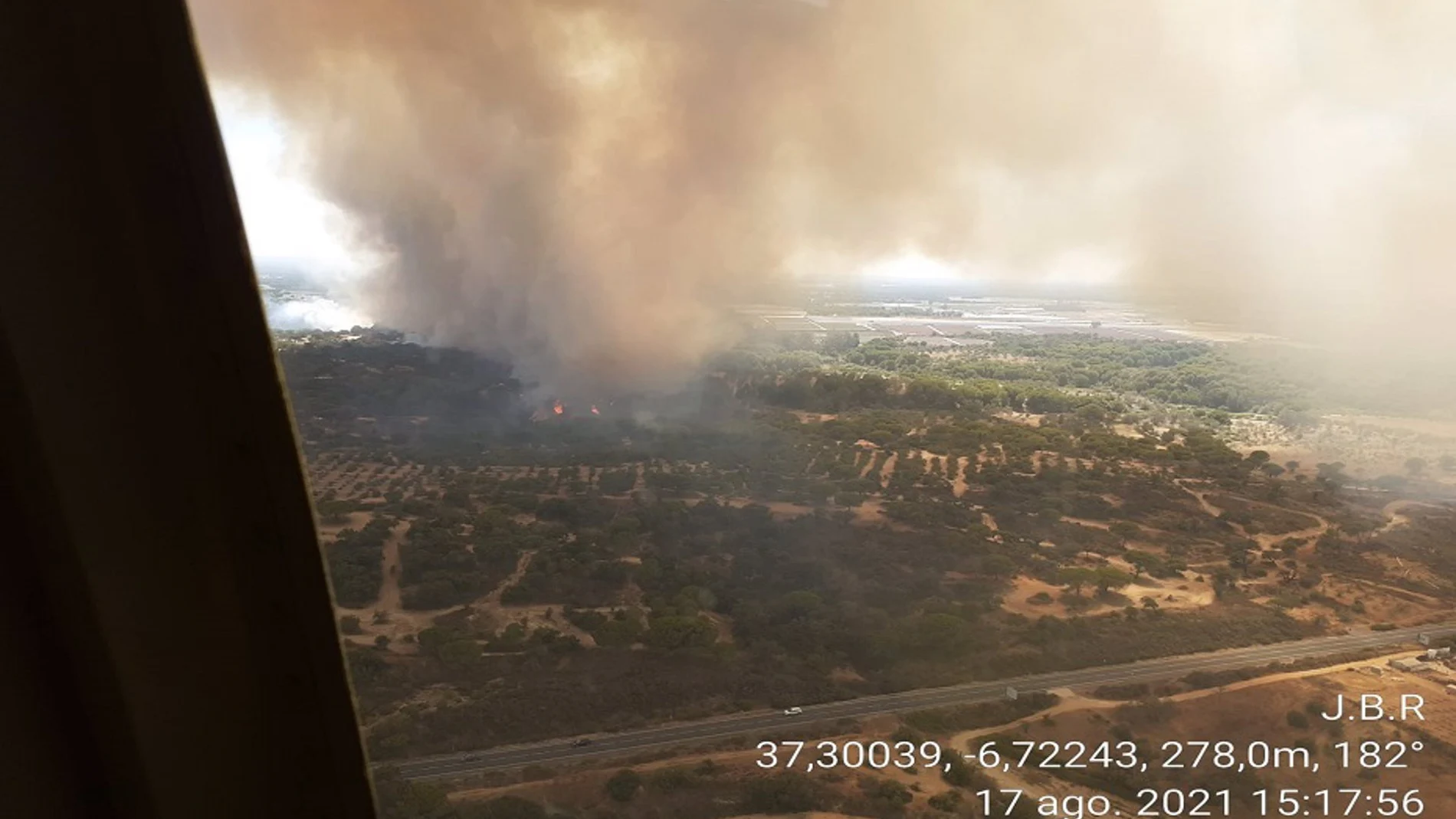 Imagen aérea del incendio forestal en Lucena del Puerto, tomada por los efectivos del Plan Infoca