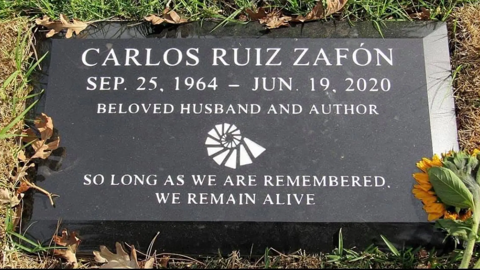 La lápida de Carlos Ruiz Zafón en el Hollywood Forever de Los Ángeles
