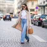 Mujer paseando con vaqueros