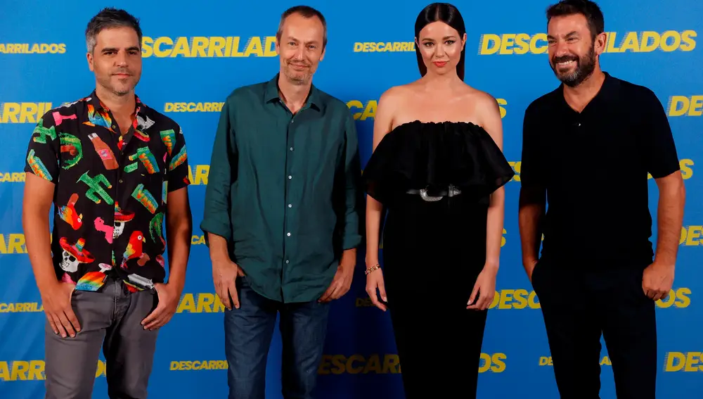 MADRID, 17/08/2021.- (De izq a der) El actor Ernesto Sevilla, el director de cine Fernando García Ruiz y los actores Dafne Fernández y Arturo Valls posan durante la presentación de la película &quot;Descarrillados&quot;,una comedia dirigida por Fernando García Ruiz, este martes en Madrid. EFE/Juan Carlos Hidalgo