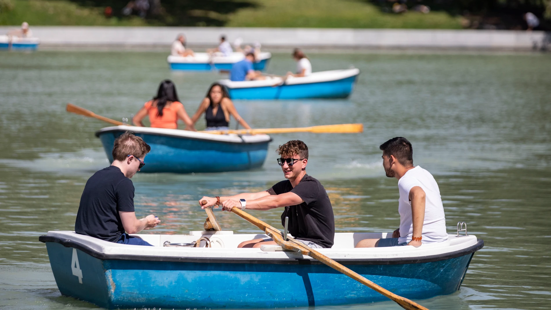Jóvenes en el parque de El Retiro de Madrid.