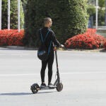 Los patinetes se han convertido en parte del paisaje cotidiano de las ciudades. Cipriano Pastrano