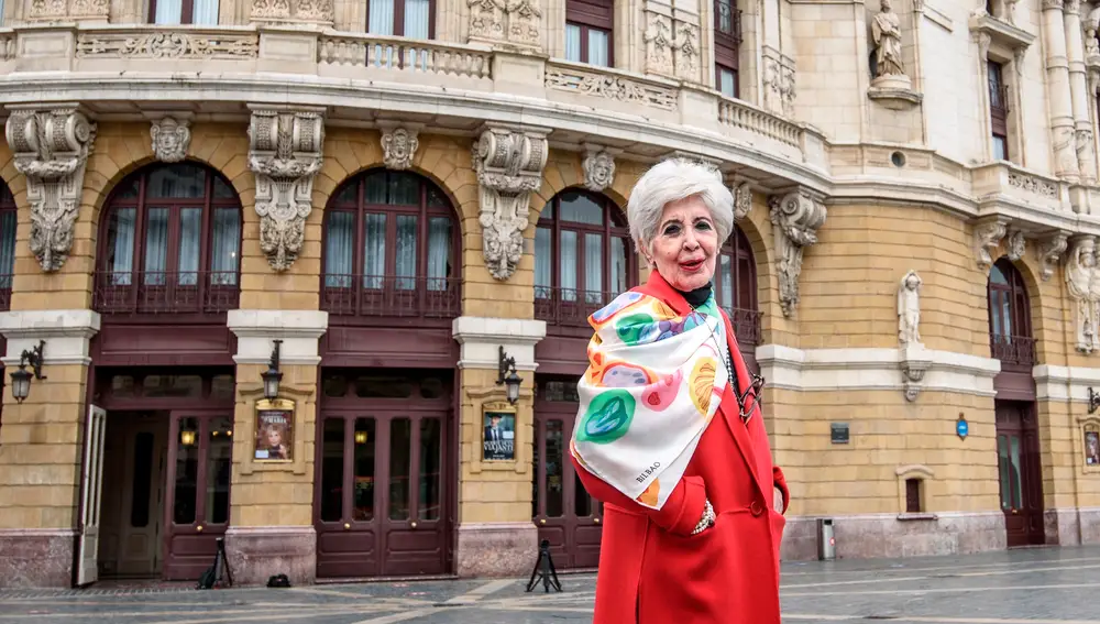 La actriz Concha Velasco posa frente al teatro Arriaga de Bilbao, en una imagen de Archivo. EFE/Javier Zorrilla.