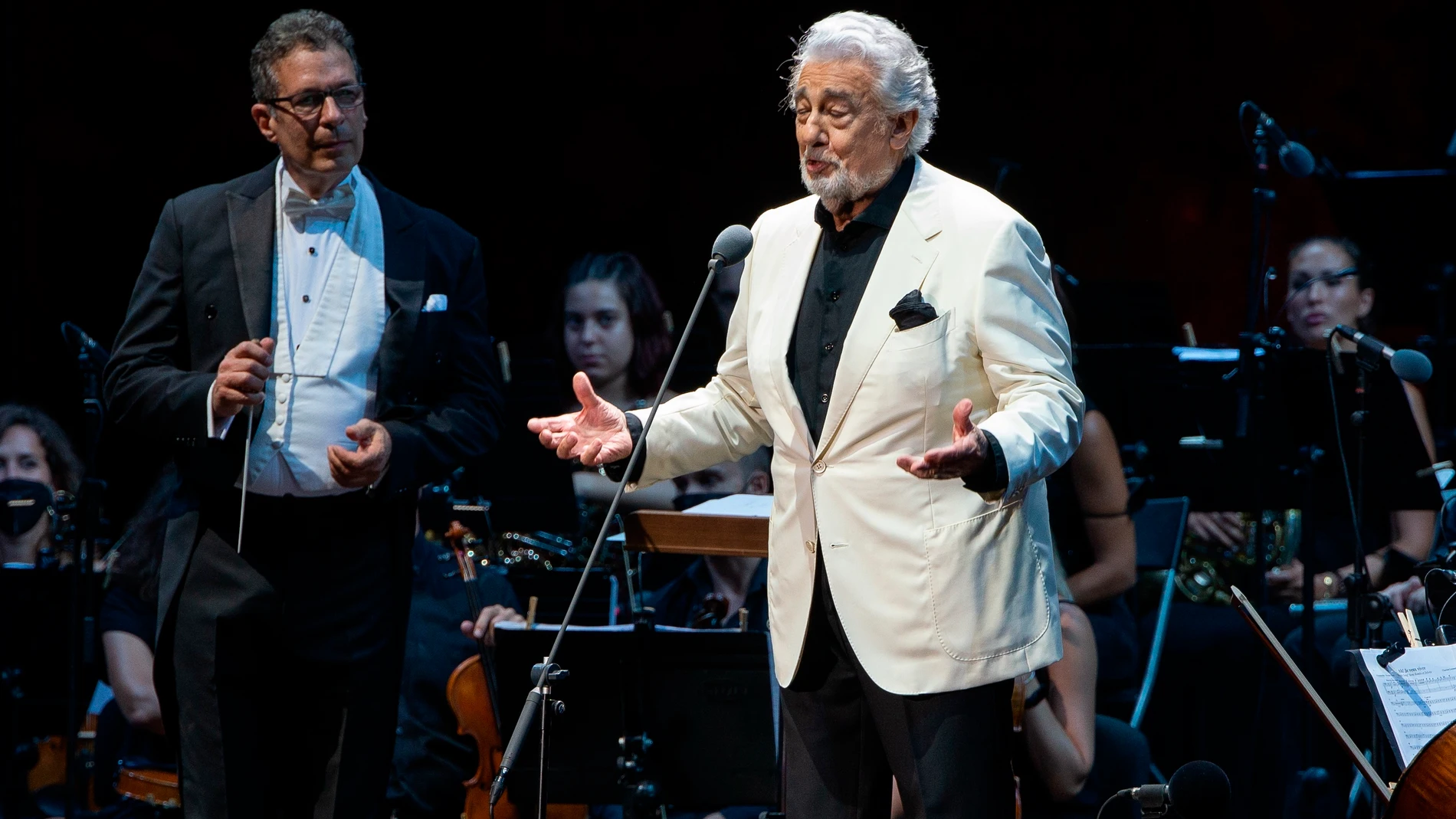 MARBELLA (MÁLAGA), 18/08/2021.- El tenor Plácido Domingo durante el concierto que ofrece esta noche en el festival Starlite, hoy miércoles en la localidad malagueña de Marbella. EFE/Antonio Paz