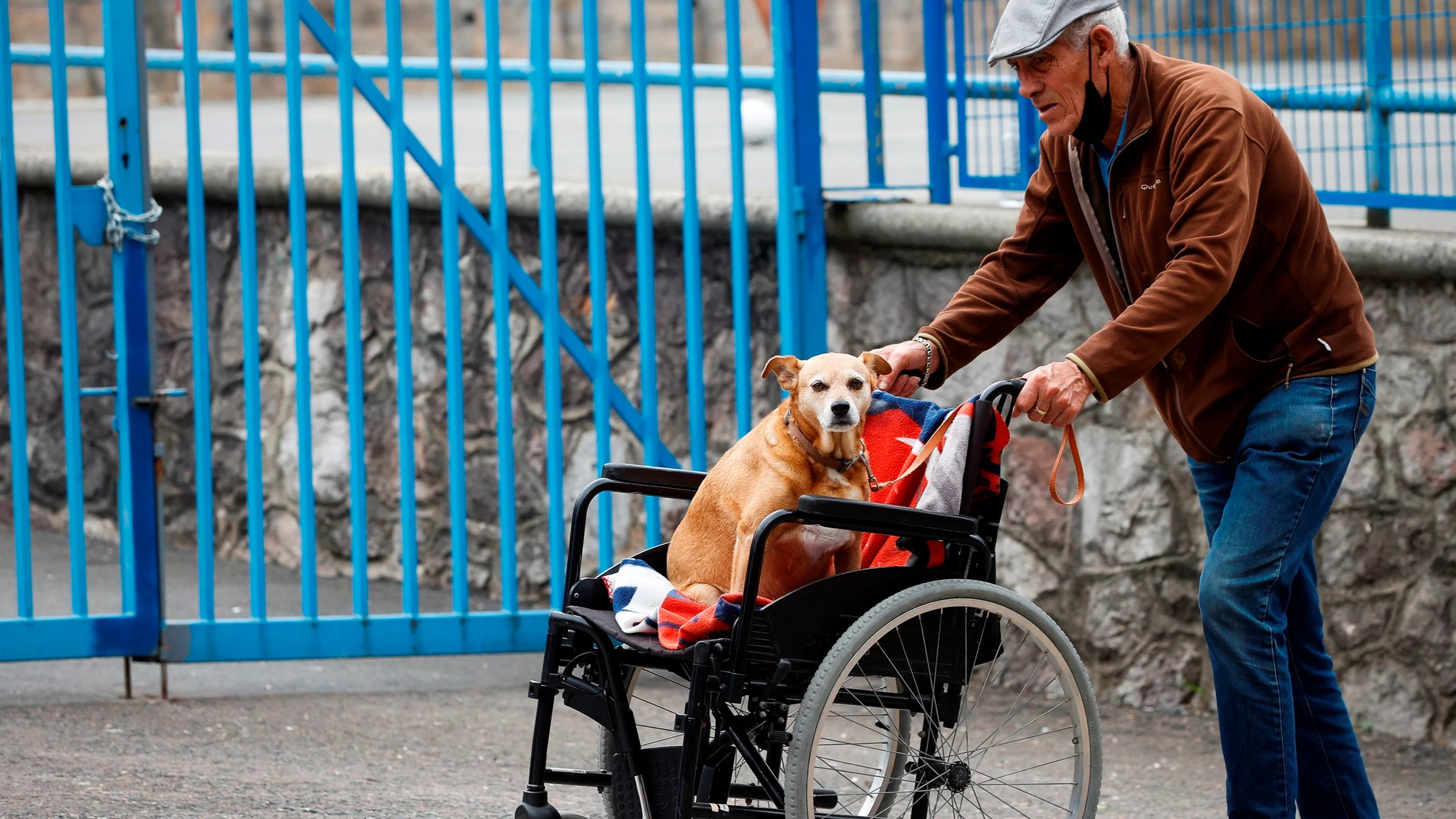 Un hombre pasea a su perro este miércoles junto a una residencia de ancianos de San Sebastián. La incidencia de la pandemia en las residencias vascas de mayores ha aumentado y, a pesar de la vacunación, en las últimas horas cuatro residentes han fallecido y hay ya 119 positivos.