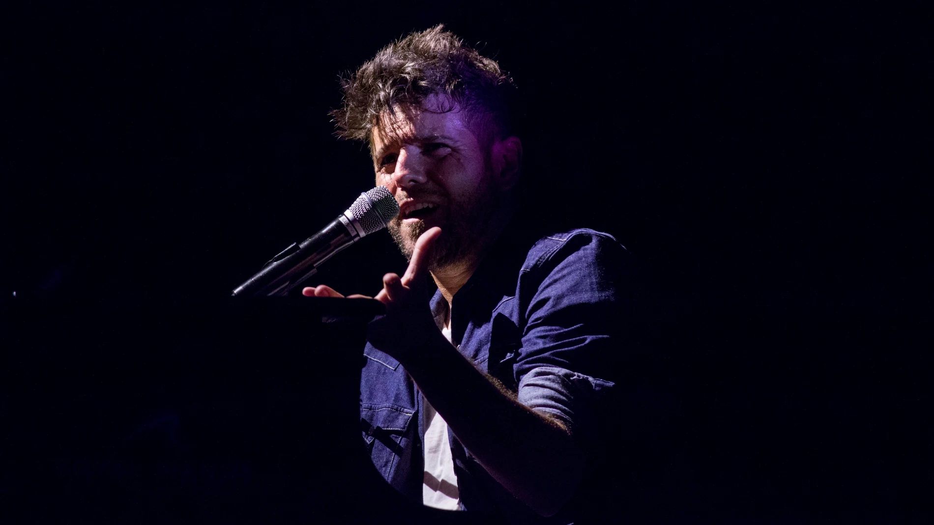 El cantante y compositor Pablo López durante el concierto que ofrece en el Starlite Festival, este martes en la localidad malagueña de Marbella. EFE/Starlite