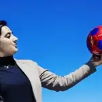 Khadila Popal, con un balón del Barça en su ciudad favorita, Barcelona