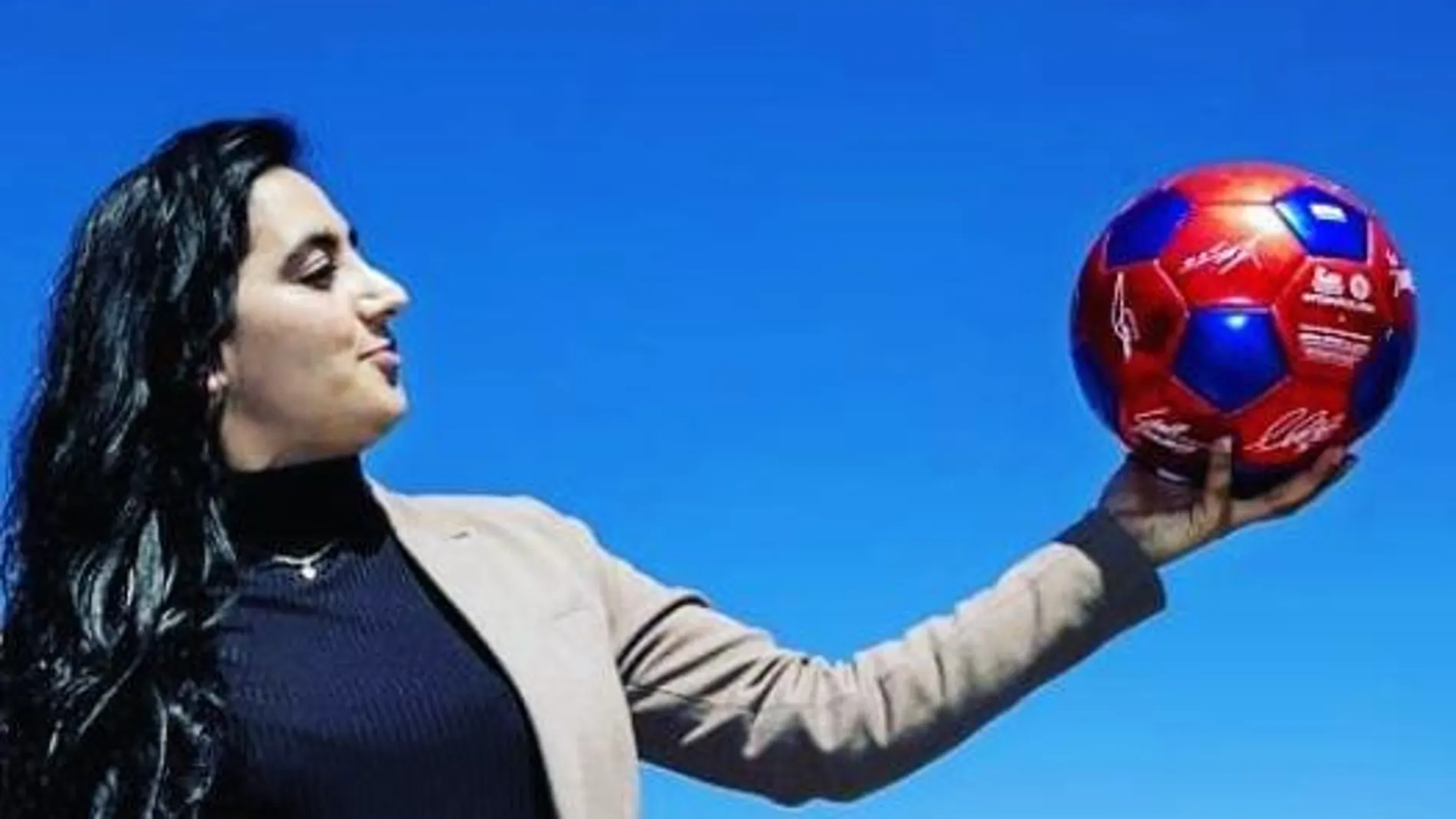 Khadila Popal, con un balón del Barça en su ciudad favorita, Barcelona