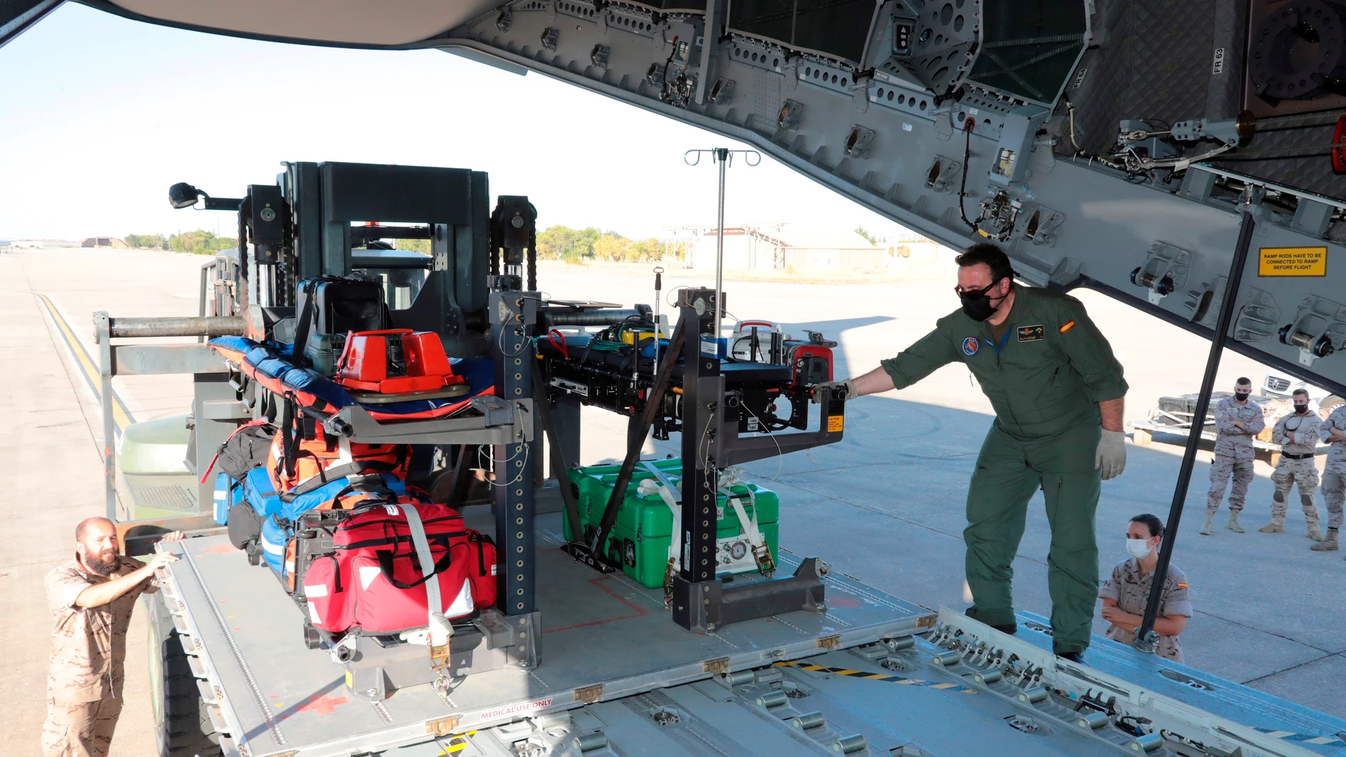 Un tercer avión A400 medicalizado, momentos antes de partir este miércoles desde la base aérea de Torrejón de Ardoz (Madrid) con destino a Dubái (Emiratos Árabes Unidos) para colaborar en las tareas de evacuación junto a la otra aeronave que llegó esta mañana a Afganistán.