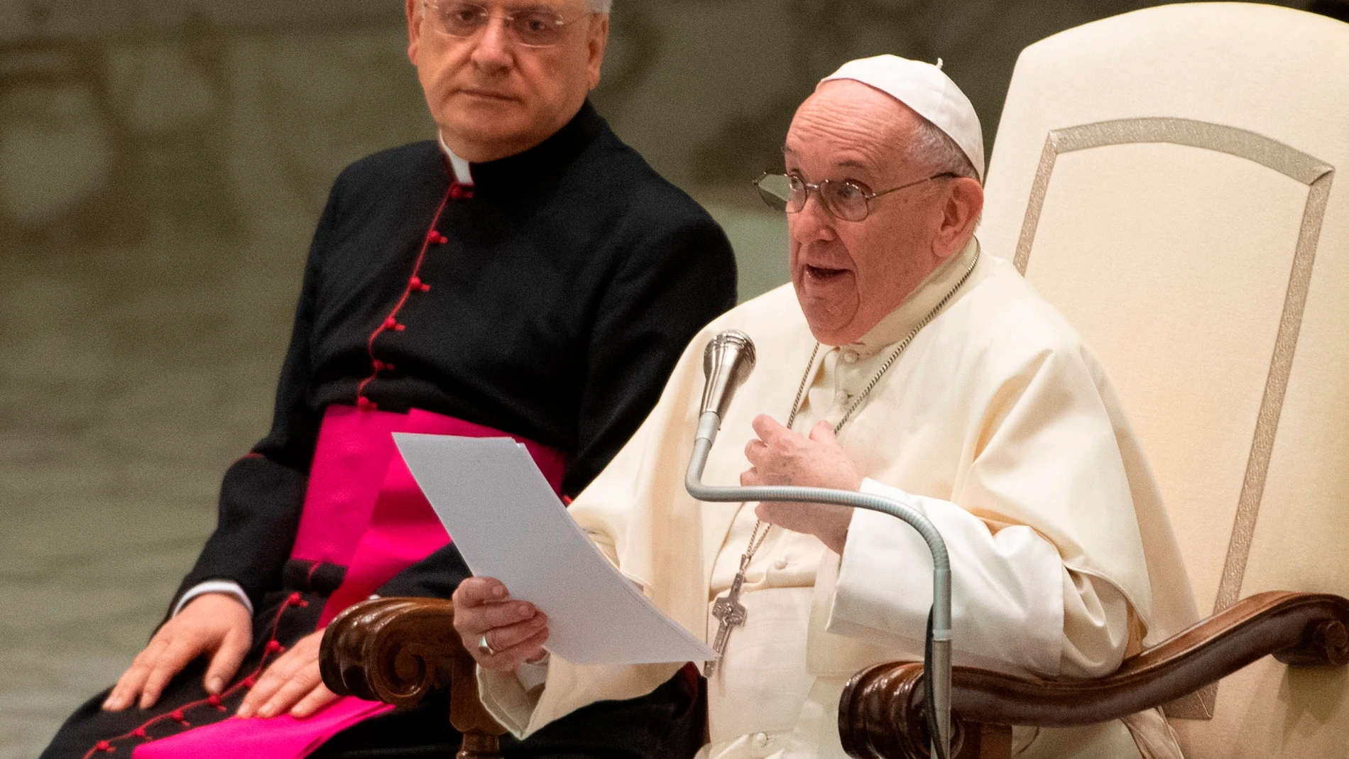 El Papa Francisco asiste a la audiencia general semanal en la Sala Paolo VI