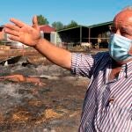 El incendio forestal que el pasado sábado se declaró entre los municipios abulenses de Navalacruz y Cepeda de la Mora, que es el más grave declarado en Castilla y León en los últimos 40 años, ha dejado un reguero de desolación, impotencia y rabia entre los vecinos de las localidades afectadas quienes confiesan que han vivido "un verdadero infierno". En la imagen, Emilio Torrubias, ganadero de Sotalvo afectado por el incendio de Navalacruz. EFE/Raúl Sanchidrián