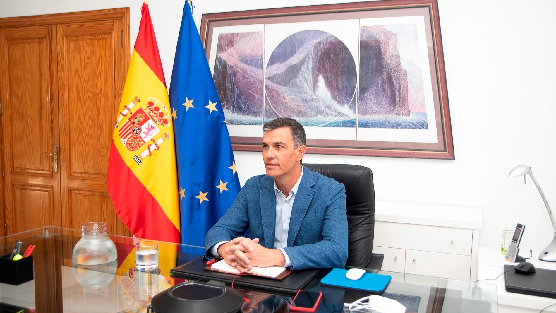 El presidente del Gobierno, Pedro Sánchez, durante la reunión por videoconferencia con el grupo de trabajo que está coordinando la repatriación de los españoles de Afganistán