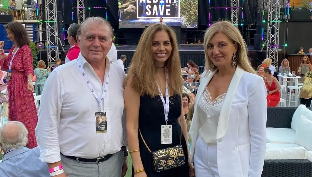 Ramón Davila y Jaqueline Campos junto a Nasrin Zhiyan en Starlite