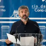 El alcalde de Coria del Río, Modesto González, durante la rueda de prensa que ha dado este jueves