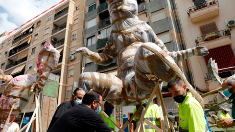 Hoy ha comenzado el traslado, a las calles de la ciudad de València, de las fallas que no pudieron quemarse el pasado año debido a la pandemia y que este año serán quemadas la noche del 5 de septiembre
