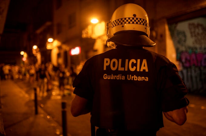 Un agente de la Guardia Urbana de Barcelona vigila las calles del barrio de Gracia en plenas fiestas.Lorena Sopêna / Europa Press