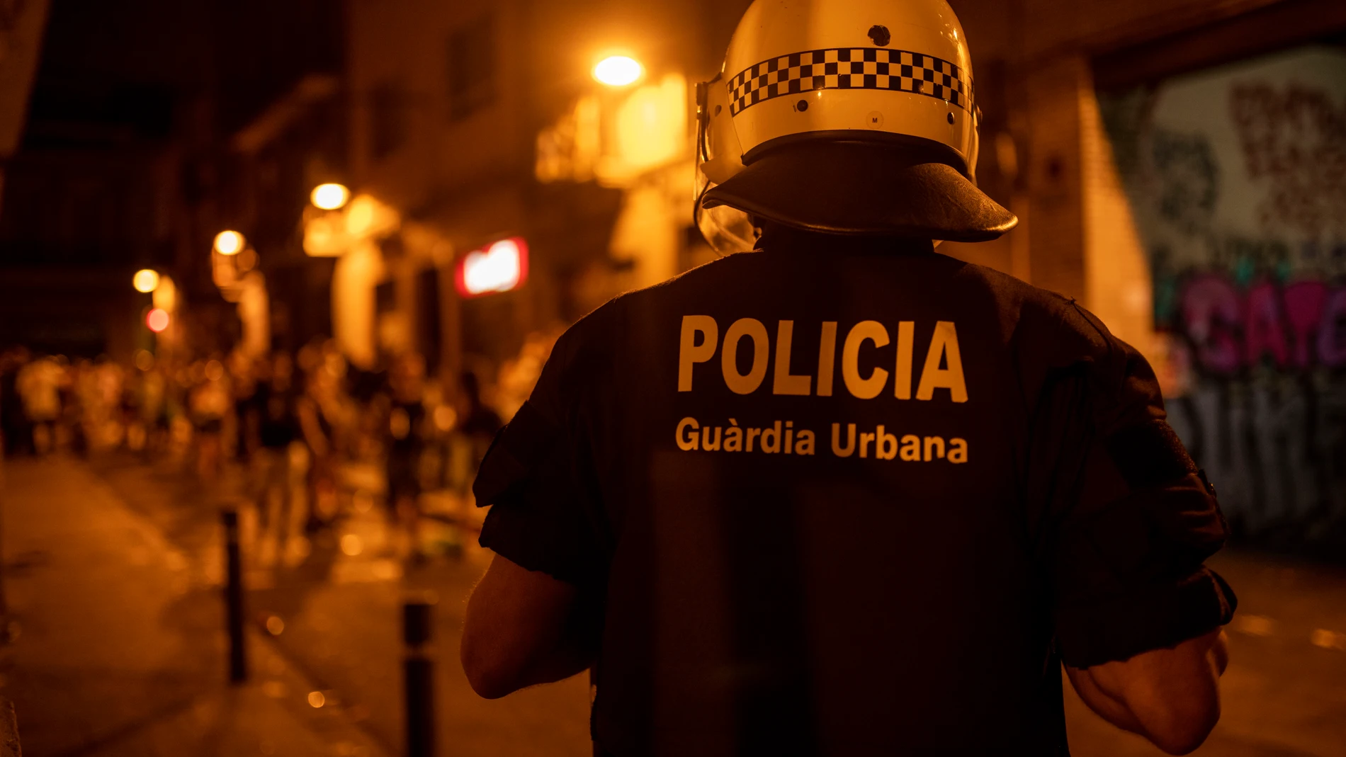 Un agente de la Guardia Urbana de Barcelona vigila las calles del barrio de Gracia en plenas fiestas.Lorena Sopêna / Europa Press