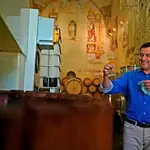 El presidente andaluz, Juanma Moreno, en una finca vitivinícola en Ronda (Málaga). EFE/ JUNTA DE ANDALUCÍA