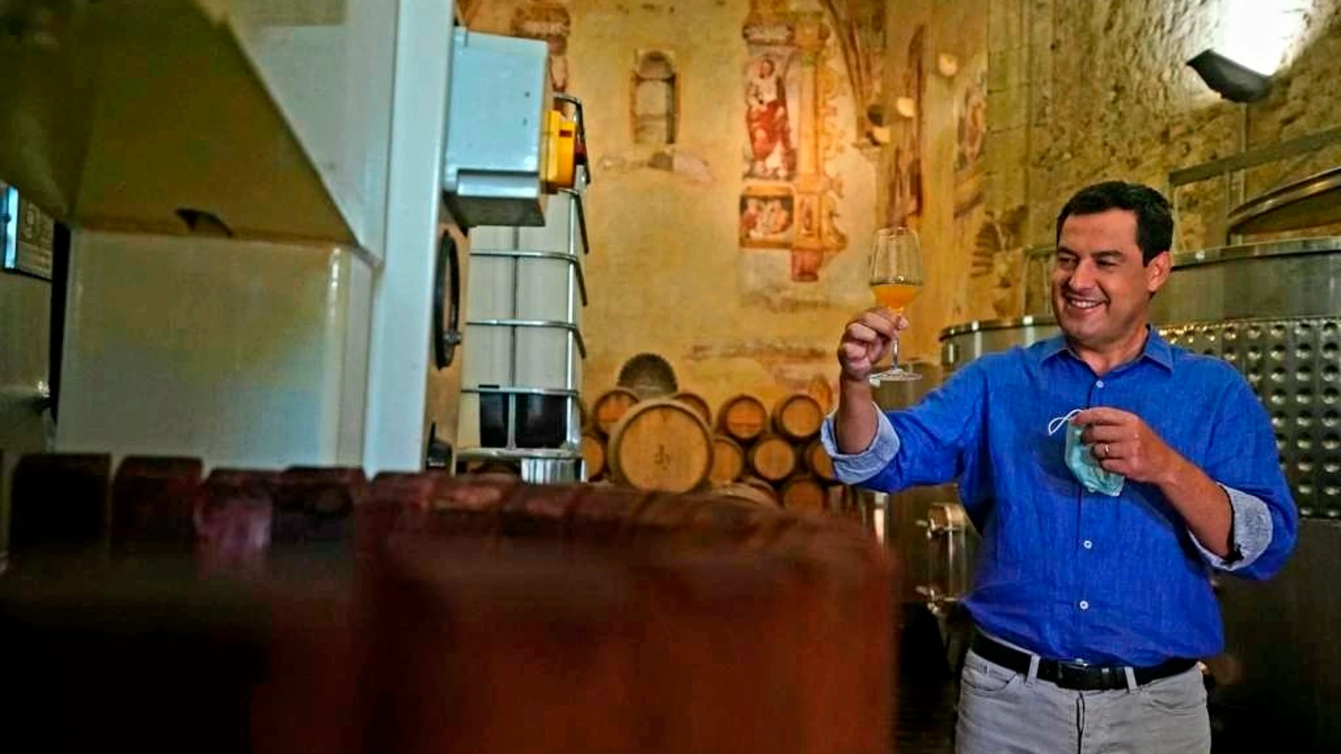 El presidente andaluz, Juanma Moreno, en una finca vitivinícola en Ronda (Málaga). EFE/ JUNTA DE ANDALUCÍA