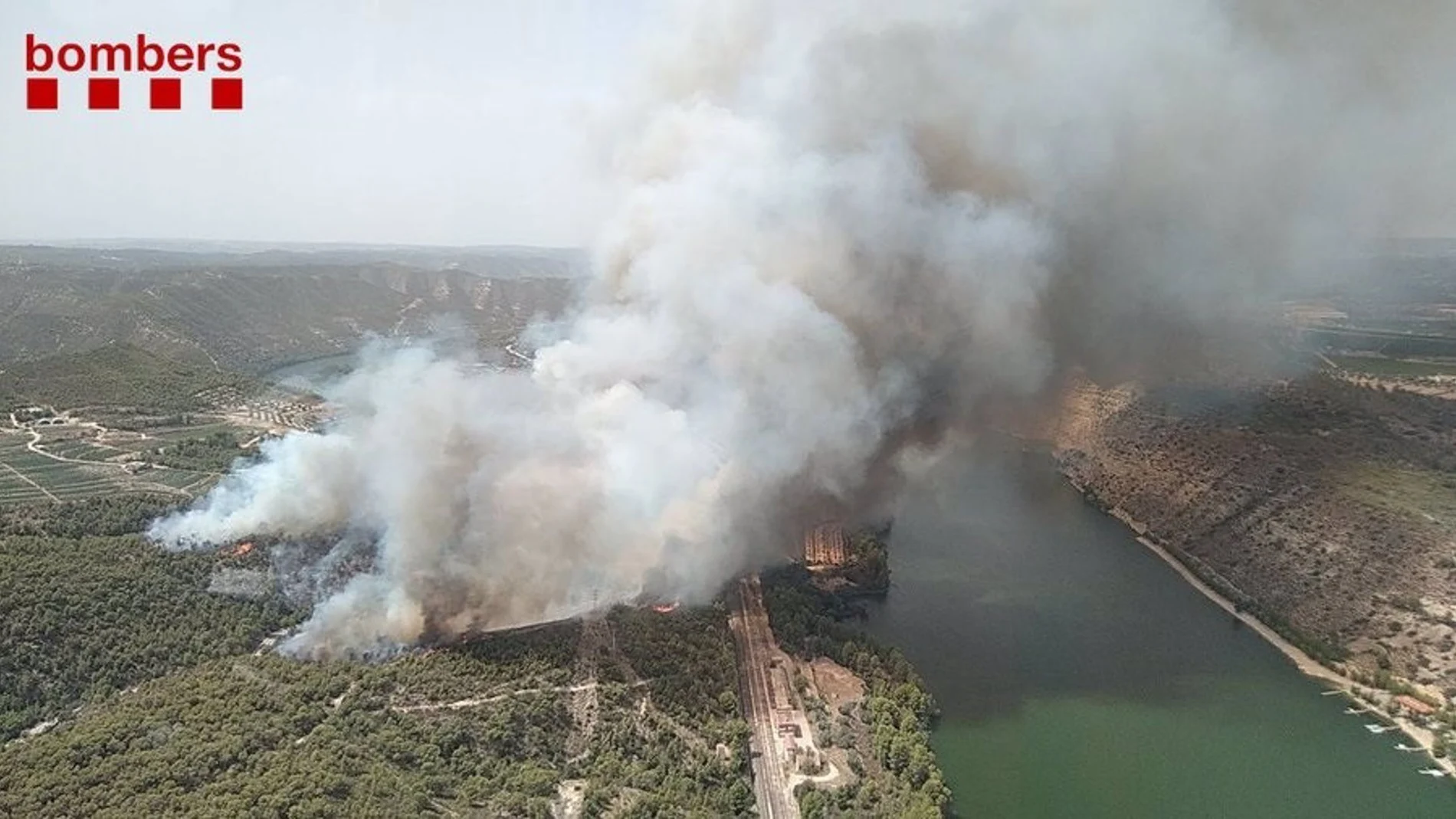 El incendio en la Pobla de Massaluca provocó una gran humareda