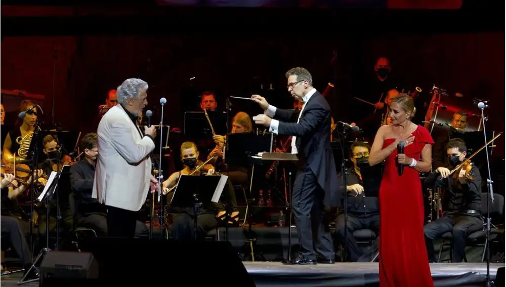 Plácido Domingo sobre el escenario de Starlite Catalana Occidente junto a Marta Sánchez